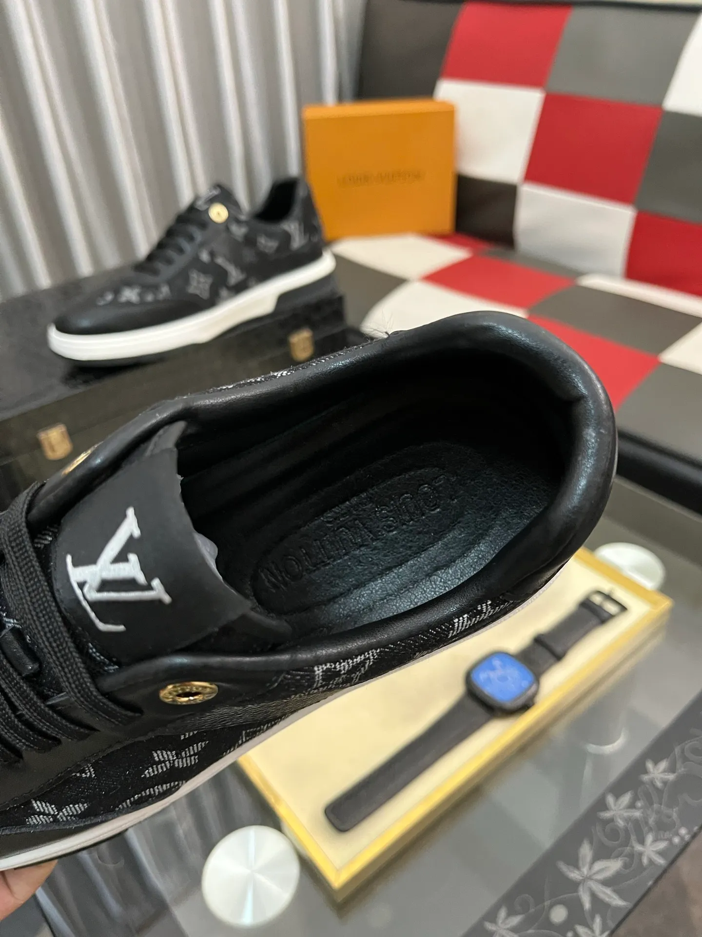 Men's shoes 💰400⌚️⌚️《Louis vuitton/LV Louis Vuitton》original quality.~ Unique modern style sneakers. 🏃A must-have casual shoe for trendy men😍😍 Original brand imported from Italy, imported original leather, cowhide lining (refuses to discolor and grind feet) sole: original sole provided by the original factory, French lazy style design ⚠️Fit to the feet, original quality, super comfortable original sole. Code number: 38-442️⃣Colors available